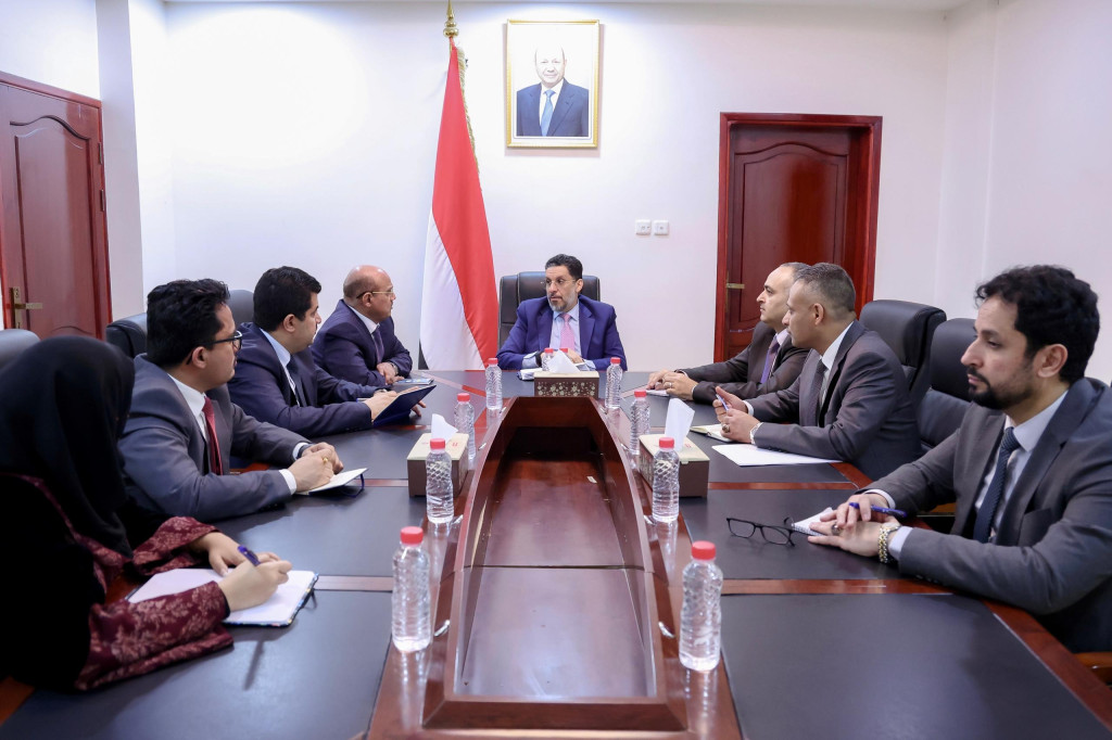 رئيس الوزراء يؤكد أن معالجة التقلبات السعرية للعملة الوطنية تحتل أولوية قصوى