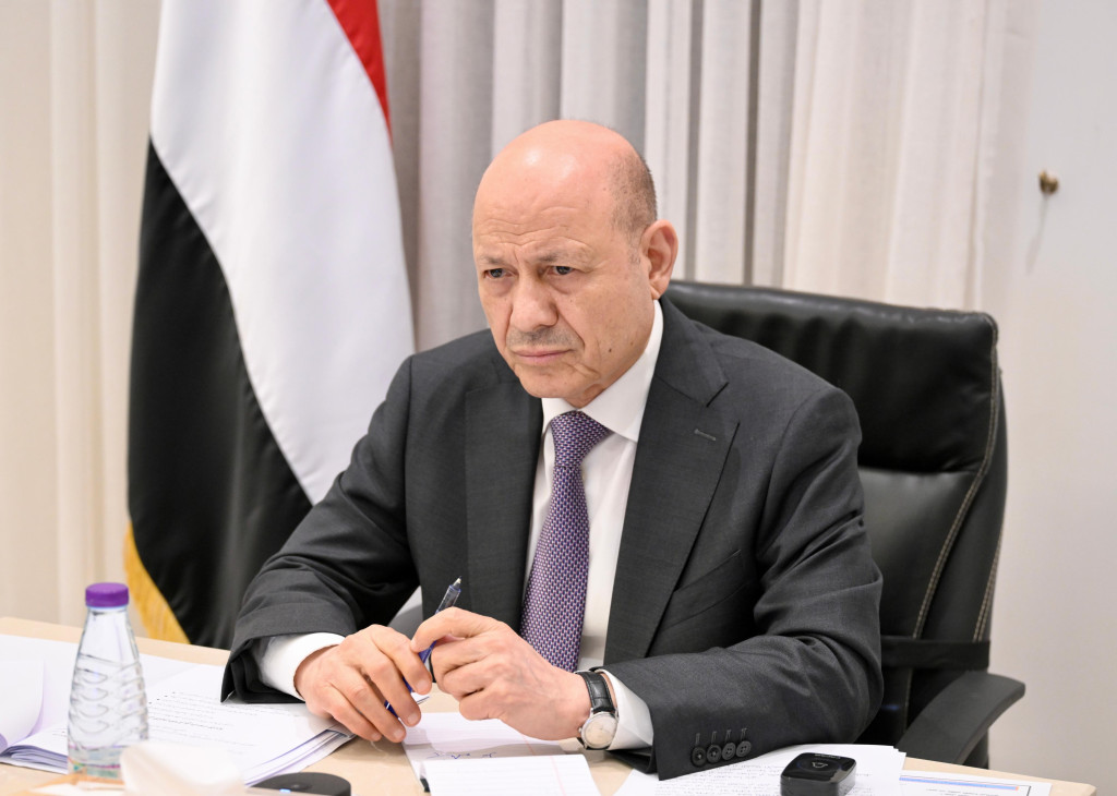 رئيس مجلس القيادة يجتمع بلجنة إدارة الأزمات لمناقشة الوضع الاقتصادي ومتطلبات تنفيذ قرار التصنيف الإرهابي