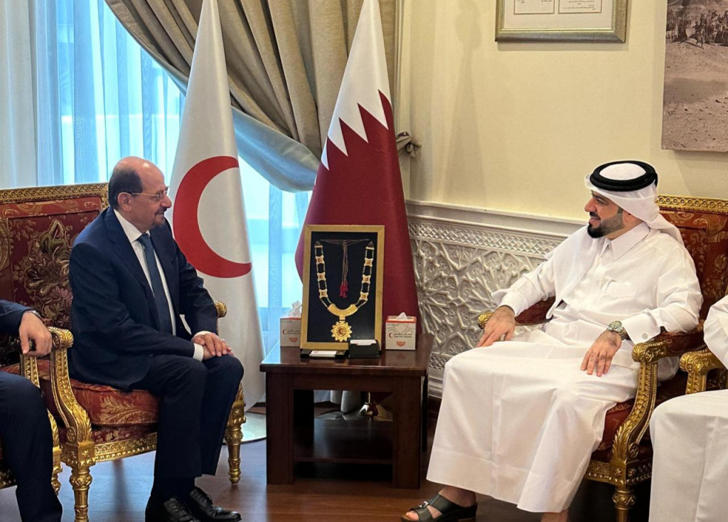 وزير الخارجية يبحث مع الأمين العام للهلال الأحمر القطري آليات تفعيل التعاون