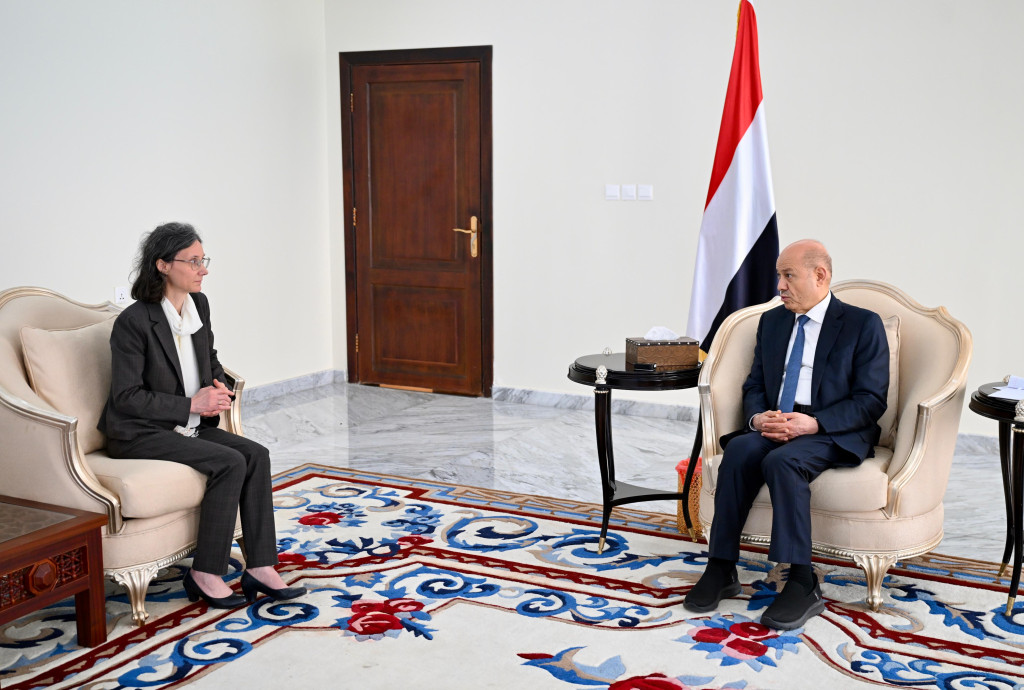 رئيس مجلس القيادة يجدد التأكيد على أهمية التحاق المجتمع الدولي بالإجراءات العقابية ضد المليشيات الإرهابية