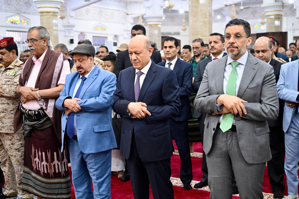 جانب من أداء رئيس مجلس القيادة صلاة عيد الفطر المبارك في عدن مع قيادات الدولة والمواطنين