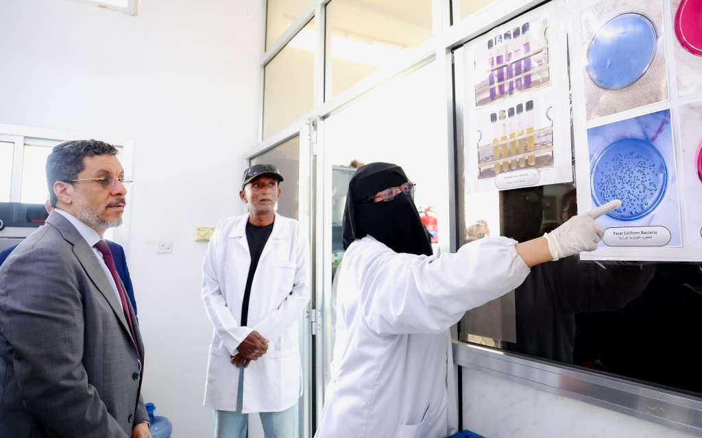 رئيس الوزراء يتفقد المشاريع التطويرية الجاري تنفيذها في محطة البرزخ ومختبر فحص جودة المياه