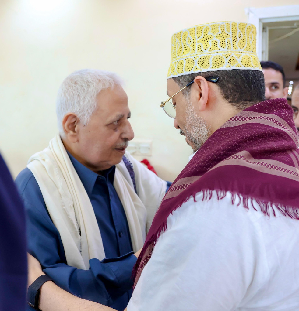 رئيس الوزراء يحضر مجلس عزاء الفقيد عبدالناصر الحنكي