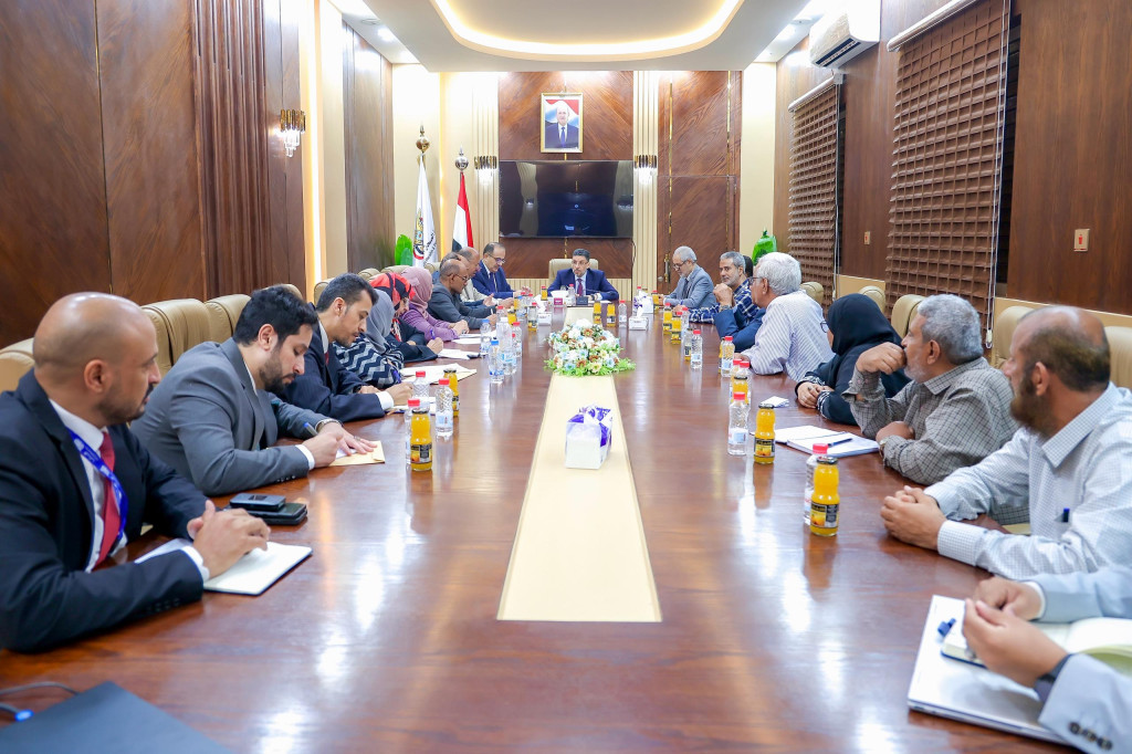 رئيس الوزراء يعقد اجتماعاً بمسؤولي البرامج المركزية التابعة لوزارة الصحة