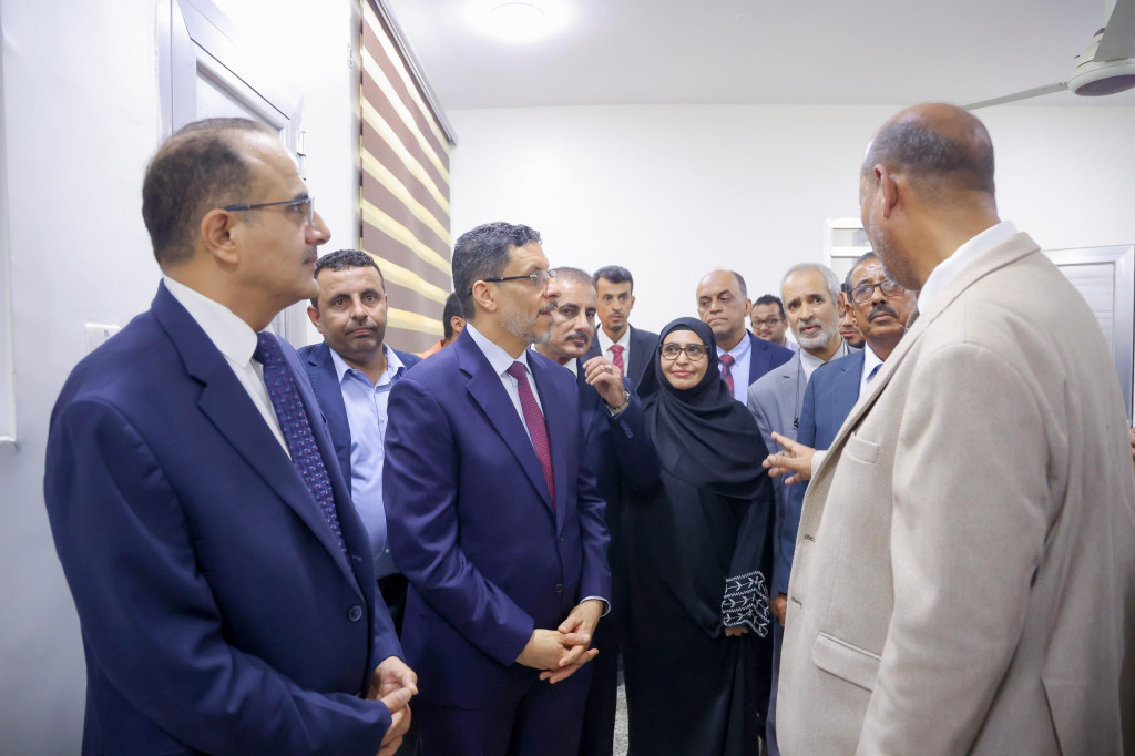 رئيس الوزراء يفتتح في عدن مبنى المجلس الطبي الأعلى