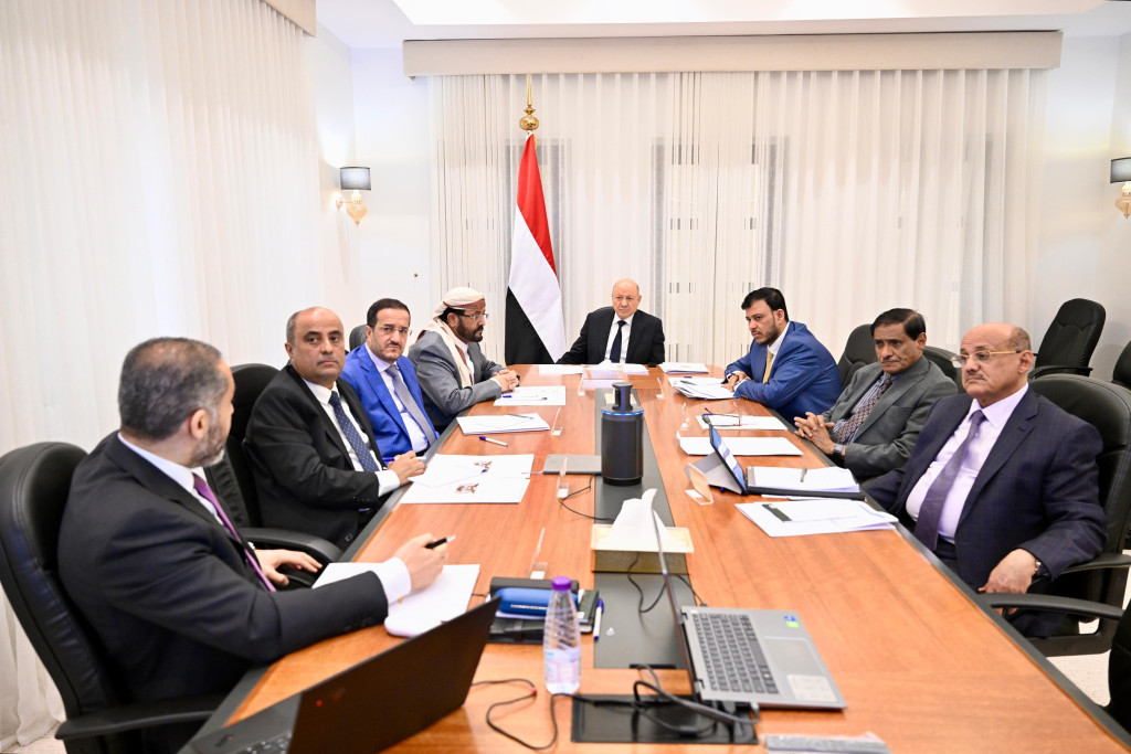 مجلس القيادة الرئاسي يجتمع برئيس مجلس الوزراء ويواصل مناقشة الأوضاع الاقتصادية والخدمية