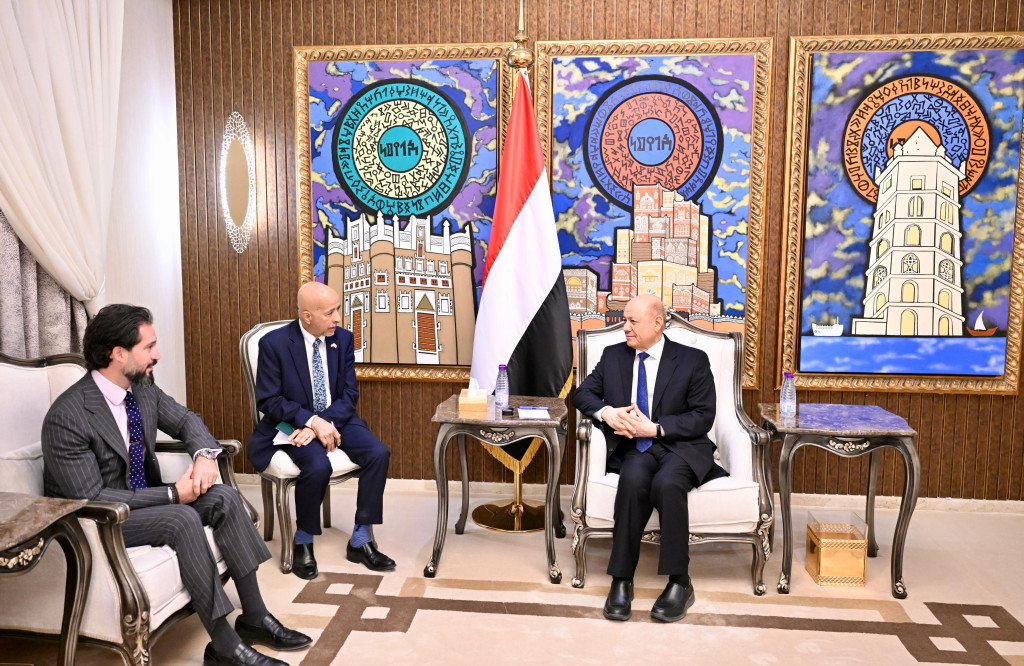 رئيس مجلس القيادة يشيد بجهود الولايات المتحدة في تنفيذ قرار حظر الأسلحة الإيرانية