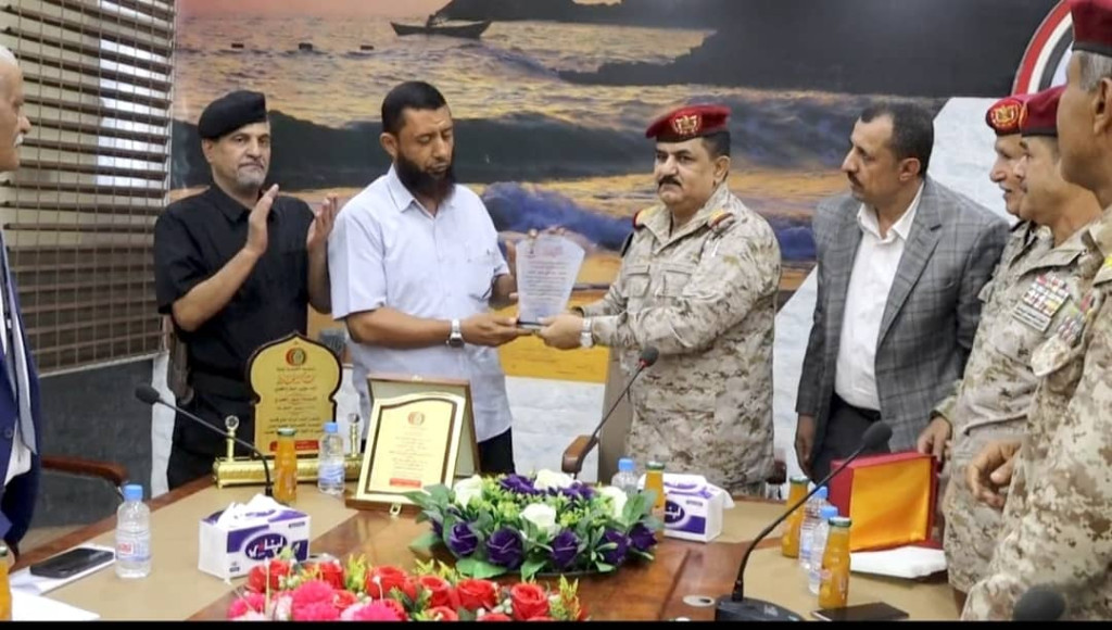 وزير الدفاع يشهد مراسم الاستلام والتسليم لفرع المؤسسة الاقتصادية في عدن