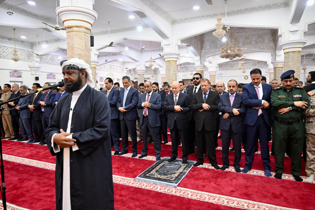 رئيس مجلس القيادة يؤدي في عدن مع جموع المصلين صلاة عيد الأضحى المبارك
