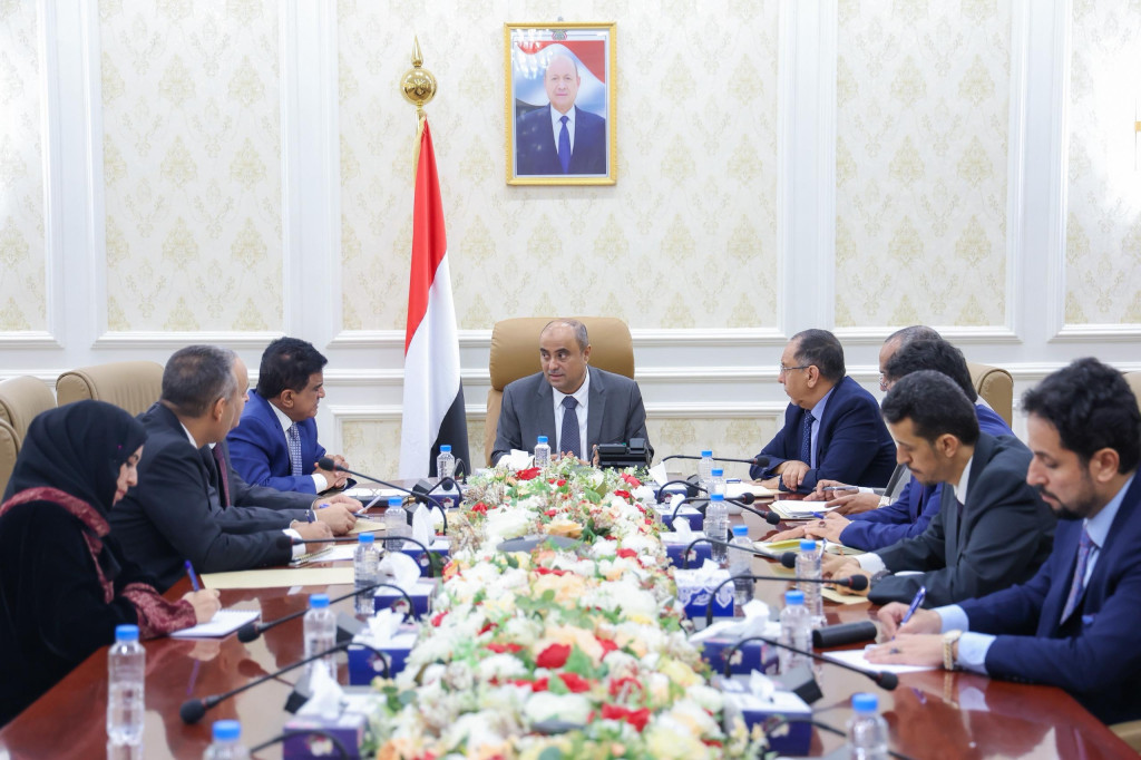رئيس الوزراء يرأس اجتماعاً حكومياً لمعالجة الإشكالات القائمة في توفر الغاز المنزلي