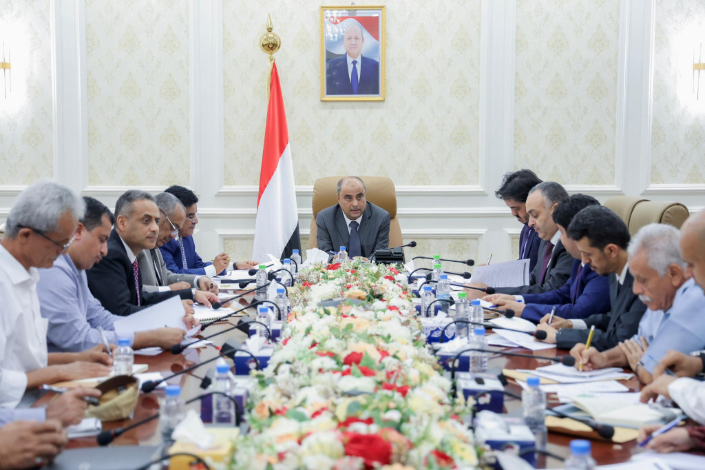 المجلس الأعلى للطاقة برئاسة رئيس الوزراء يقر حلولاً إسعافية عاجلة لتوفير وقود لكهرباء عدن