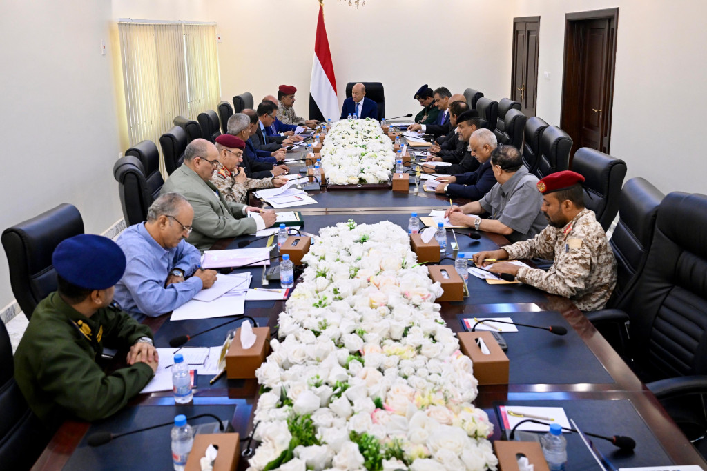 رئيس مجلس القيادة يعقد اجتماعاً باللجنة الأمنية العليا ورؤساء السلطات المحلية في مسرح عمليات المنطقة العسكرية الرابعة