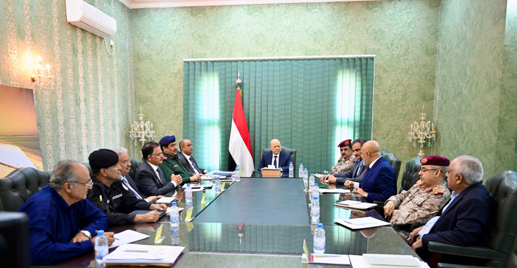 رئيس مجلس القيادة يعقد اجتماعاً باللجنة الأمنية العليا بحضور رئيس الوزراء
