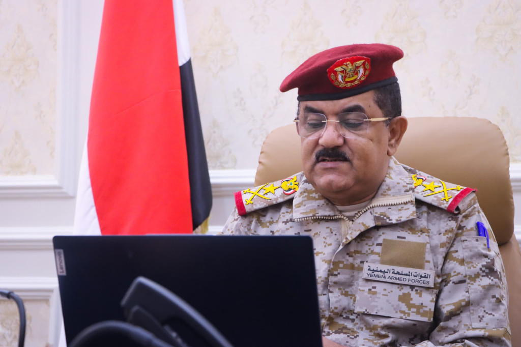 وزير الدفاع يبحث مع السفير الياباني مستجدات الأوضاع في اليمن