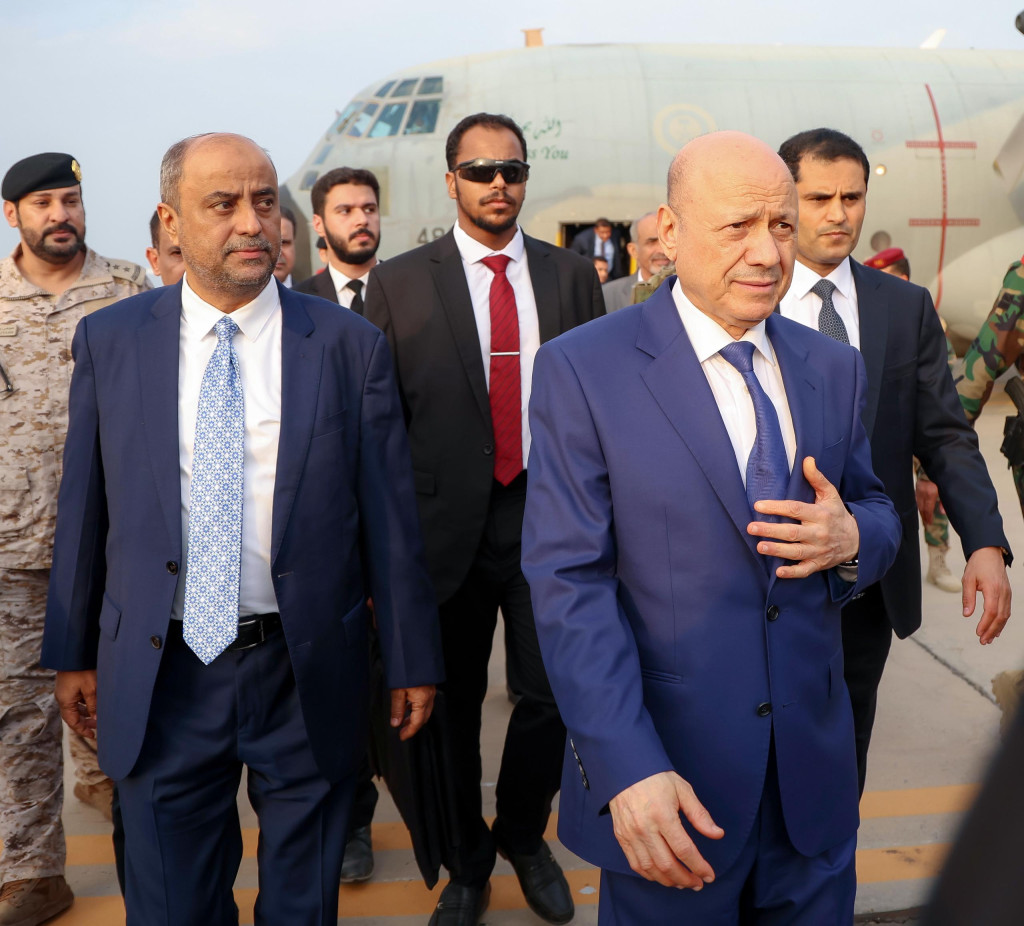 رئيس مجلس القيادة يعود إلى العاصمة المؤقتة عدن