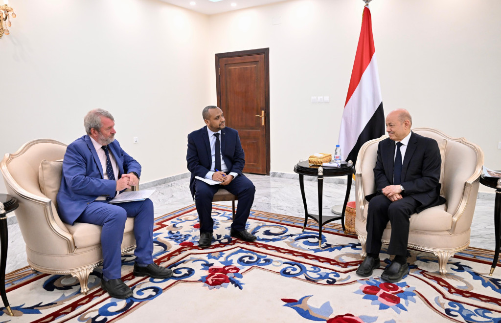 رئيس مجلس القيادة يشيد بالتدخلات الإنسانية لمنظمة اليونيسف