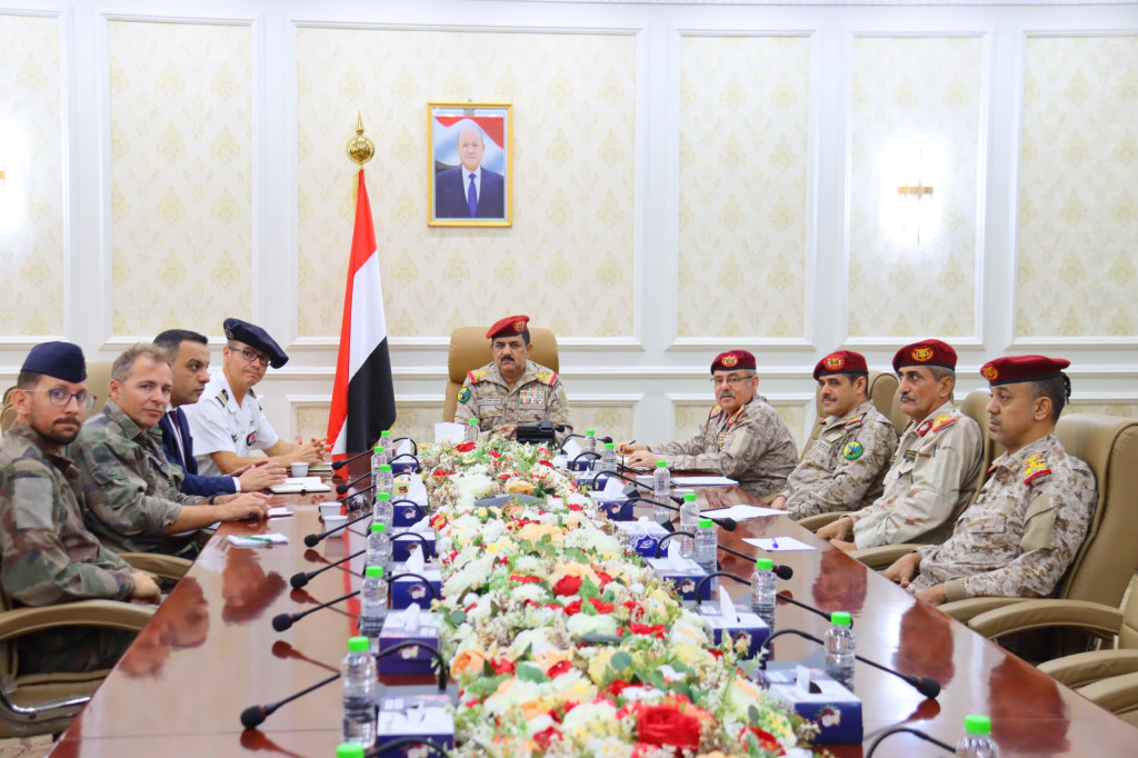 وزير الدفاع يبحث مع الملحق الفرنسي مستجدات الأوضاع الميدانية
