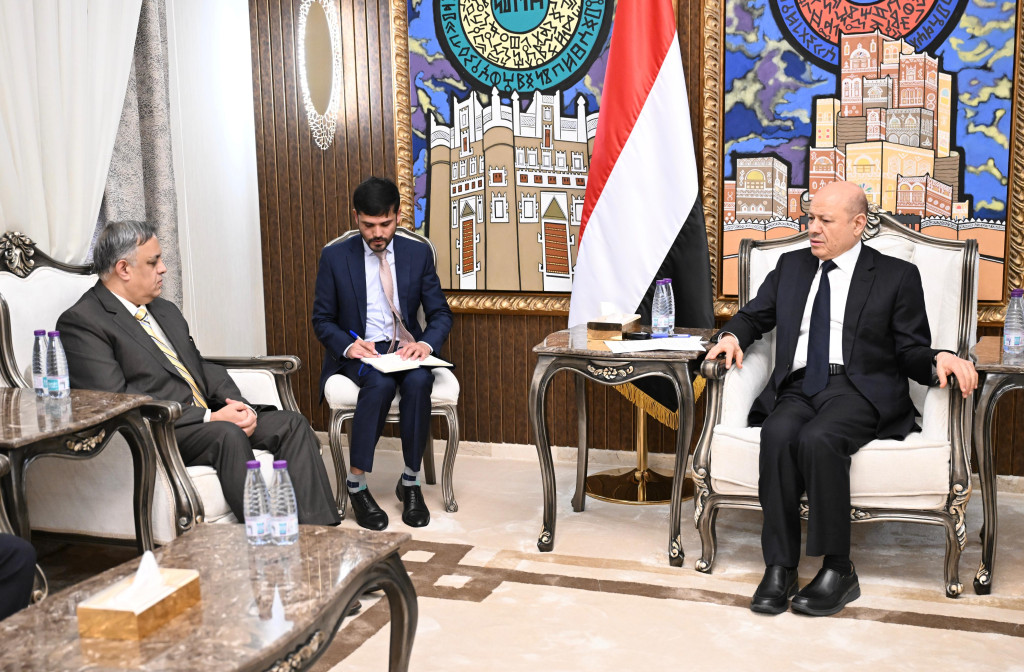 رئيس مجلس القيادة يطلع على برامج التعاون الثنائية مع جمهورية الهند