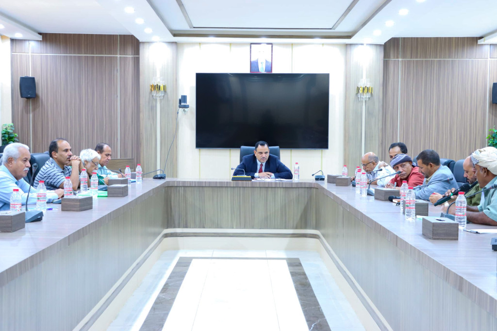 وزير الزراعة والري والثروة السمكية يناقش سبل دعم احتياجات القطاع السمكي في سقطرى
