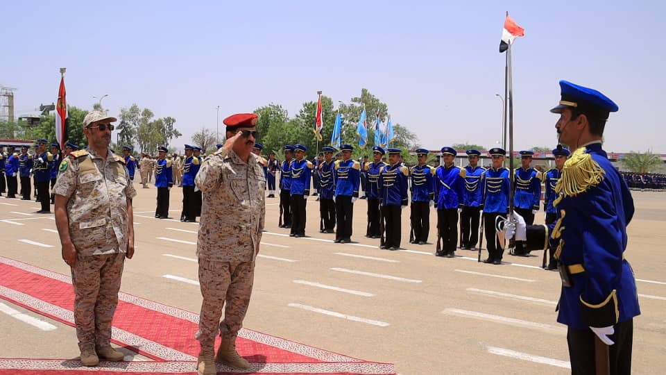 وزير الدفاع يطلع على سير العملية التعليمية بكلية الطيران والدفاع الجوي بمأرب