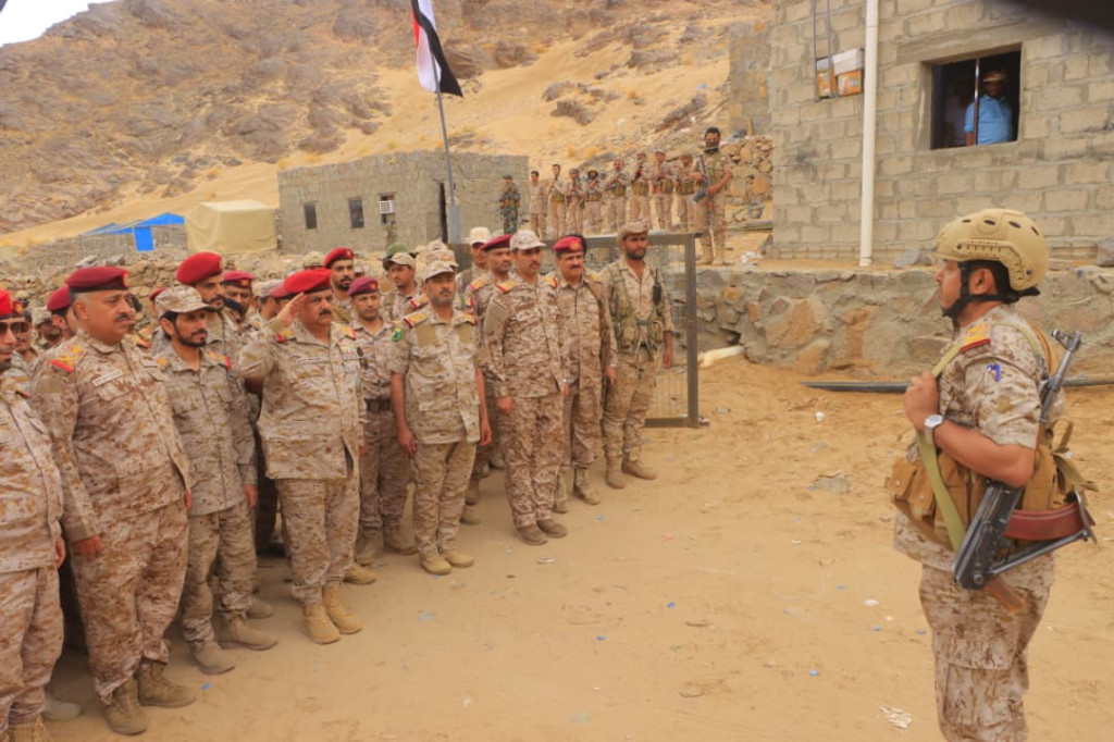 وزير الدفاع يتفقد المنطقة العسكرية السادسة في الجوف