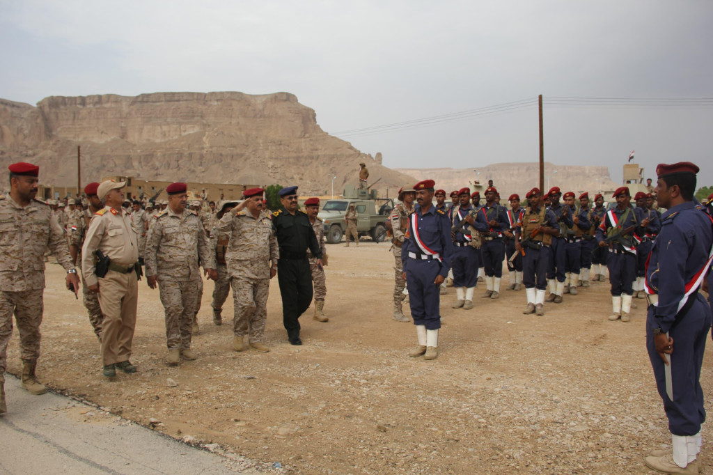 وزير الدفاع يناقش مع محافظ حضرموت الأوضاع الأمنية و يتفقد جاهزية المنطقة العسكرية الأولى