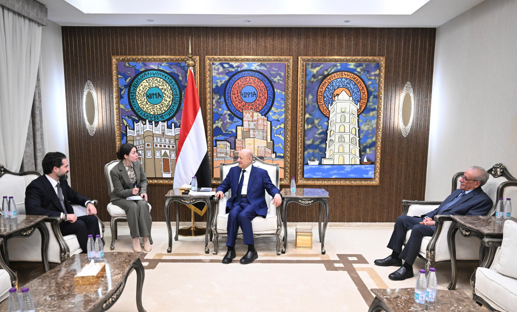 رئيس مجلس القيادة يحذر من مخاطر نقل الأسلحة الإيرانية المحرمة دولياً إلى المليشيات الحوثية