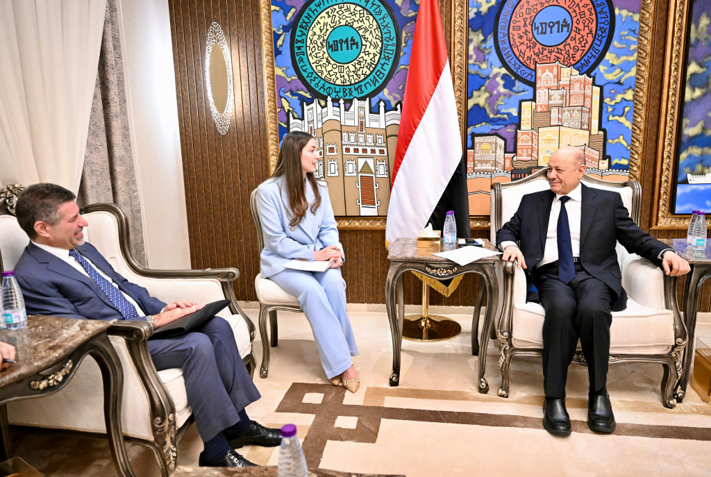رئيس مجلس القيادة يؤكد الشراكة الوثيقة مع المجتمع الدولي في مكافحة الإرهاب