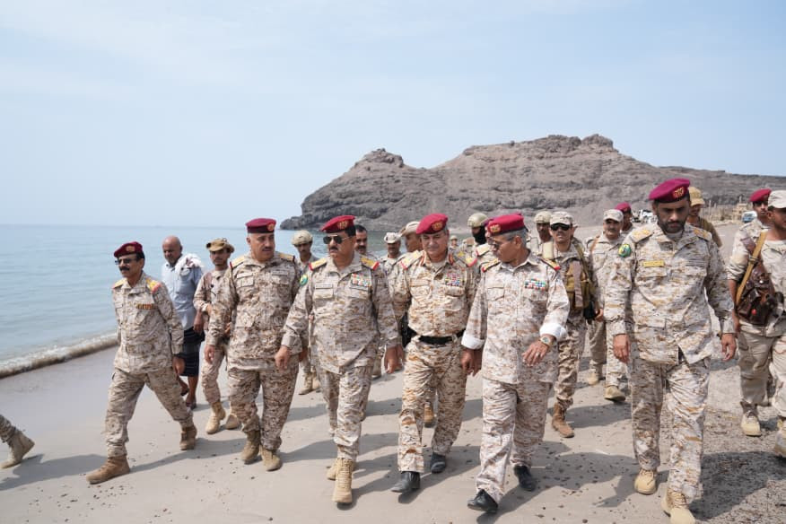 وزير الدفاع يتفقد جزيرة ميون وباب المندب