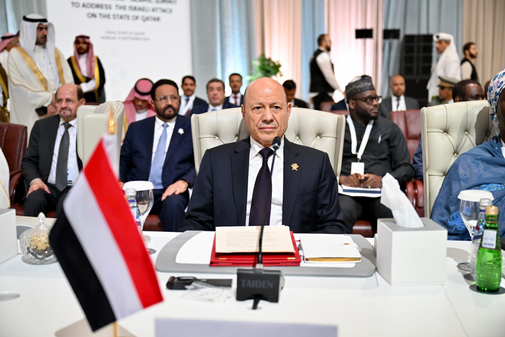 رئيس مجلس القيادة يدعو إلى تدابير عربية وإسلامية جماعية لكبح السياسات التوسعية في المنطقة