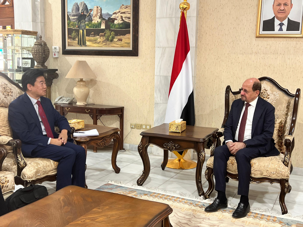 وزير الخارجية يلتقي القائم بأعمال السفارة الصينية لدى اليمن