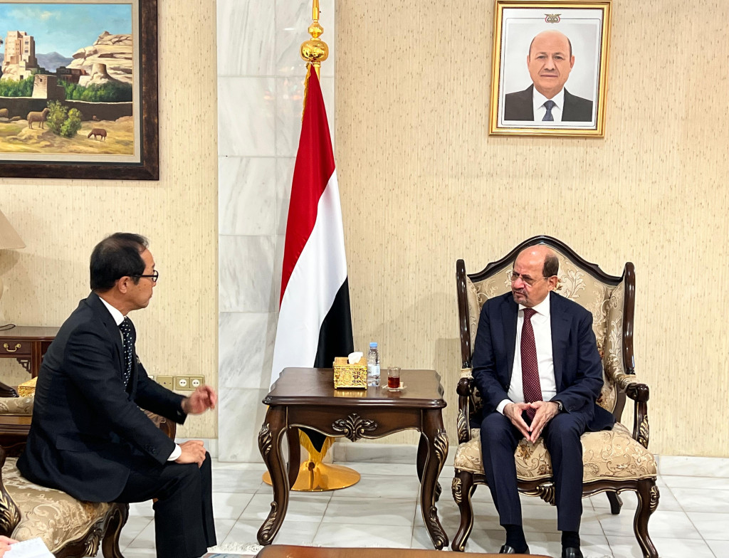 وزير الخارجية يلتقي السفير الياباني لدى اليمن