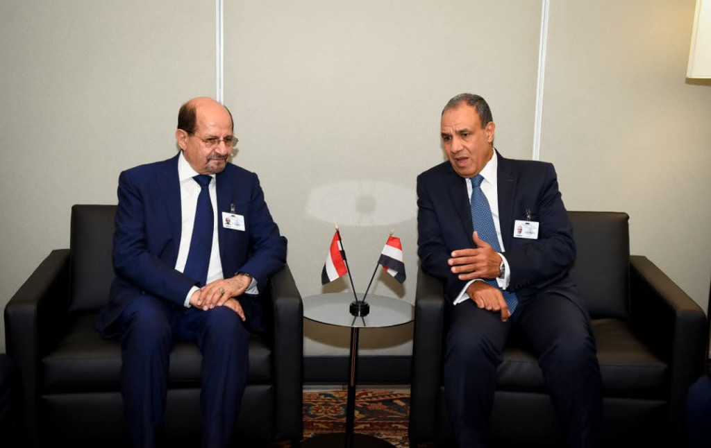 وزير الخارجية يبحث مع نظيره المصري العلاقات الثنائية بين البلدين