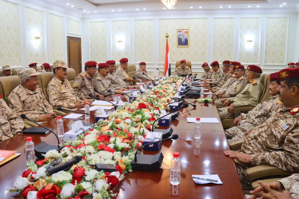 وزير الدفاع يعقد اجتماعاً موسعاً بقيادة وزارة الدفاع ورؤساء الهيئات ومدراء الدوائر