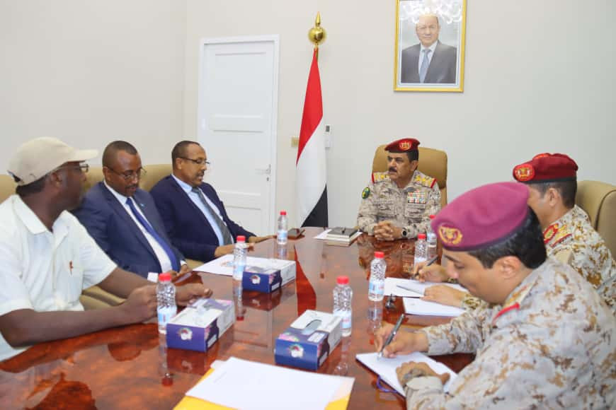 وزير الدفاع يبحث مع السفير الصومالي التعاون المشترك