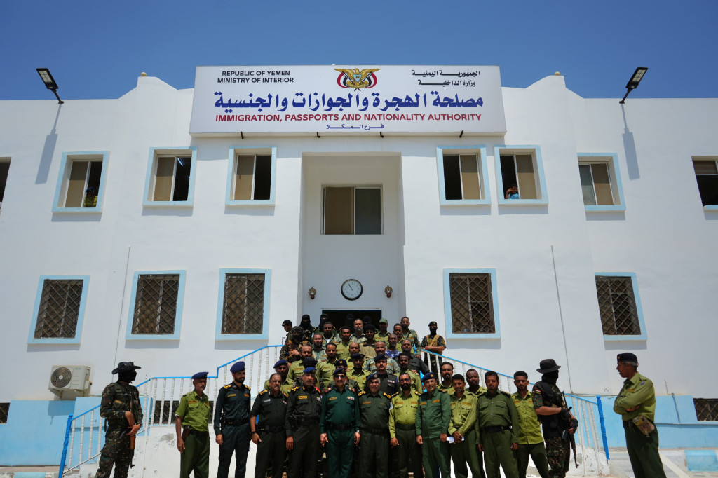 وزير الداخلية يطلع على سير العمل بفرع الهجرة والجوازات والمركز الشرطي النموذجي بالمكلا