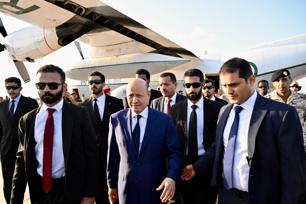 رئيس مجلس القيادة يؤكد من عدن أهمية التركيز على أولوية استعادة وبناء المؤسسات وتخفيف المعاناة