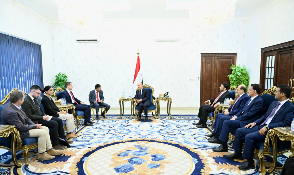 رئيس مجلس القيادة يستقبل وزير الدولة البريطاني لشؤون الشرق الأوسط وشمال إفريقيا
