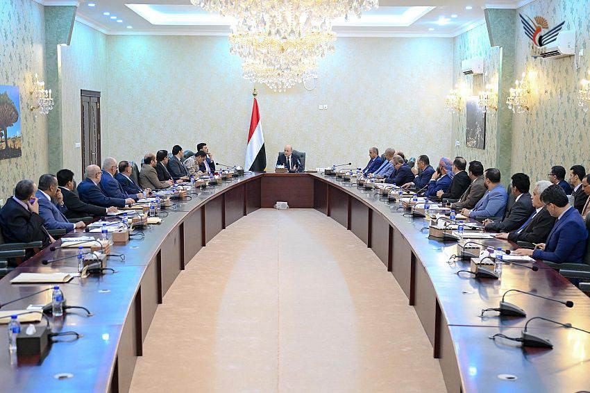 رئيس مجلس القيادة يرأس اجتماعاً للحكومة