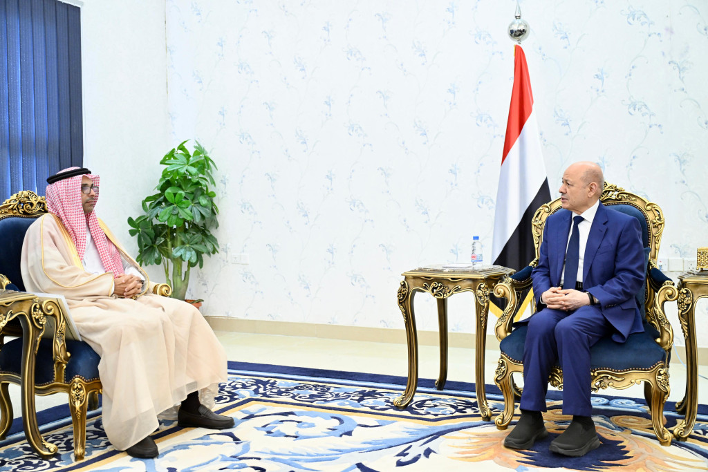رئيس مجلس القيادة يستقبل سفير مجلس التعاون لدول الخليج العربية