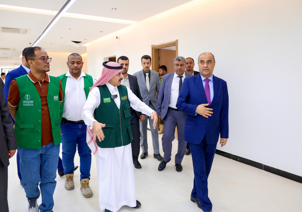 رئيس الوزراء يطلع على الترتيبات النهائية لافتتاح مشروع مبنى رئاسة الوزراء بعدن