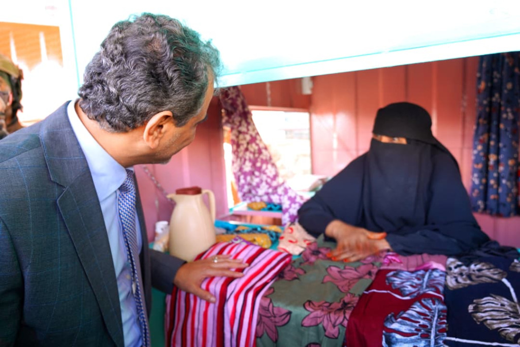 وزير الدولة لملس يفتتح المساحة الآمنة للنساء "سوق الوومن" في مديرية صيرة