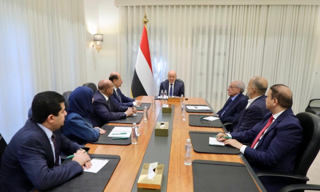 رئيس مجلس القيادة يجتمع برئيس مجلس الوزراء ووفد اليمن المشارك في اجتماعات واشنطن