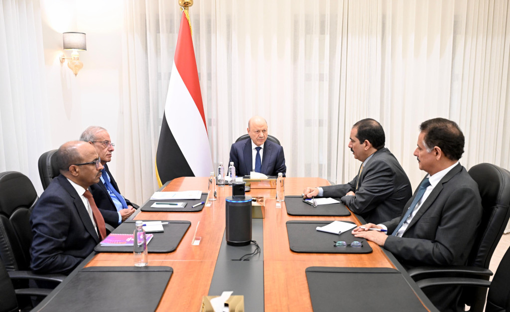 رئيس مجلس القيادة يرأس اجتماعاً مصغراً للحكومة