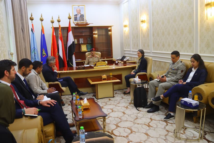 وزير الدفاع يلتقي رئيس بعثة الاتحاد الأوروبي وسفيرة فرنسا لدى اليمن