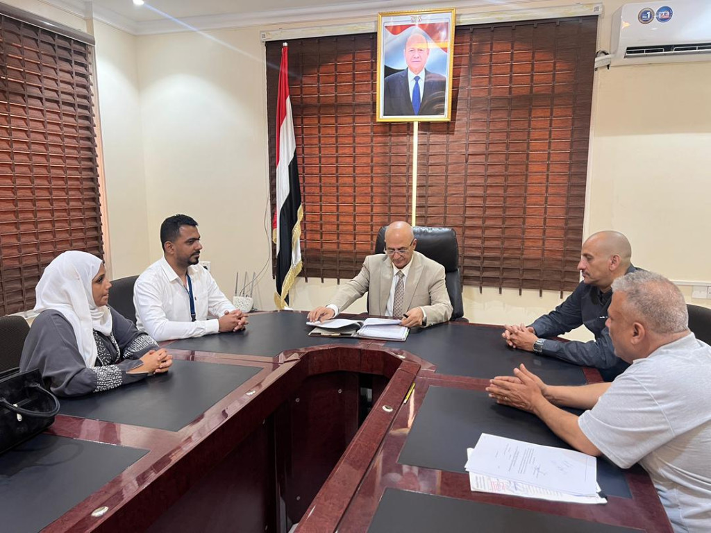وزير المياه والبيئة يوقع مع منظمة سماريتان بيرس اتفاقيتين لتنفيذ 8 مشاريع مياه وإصحاح بيئي في عدن وتعز