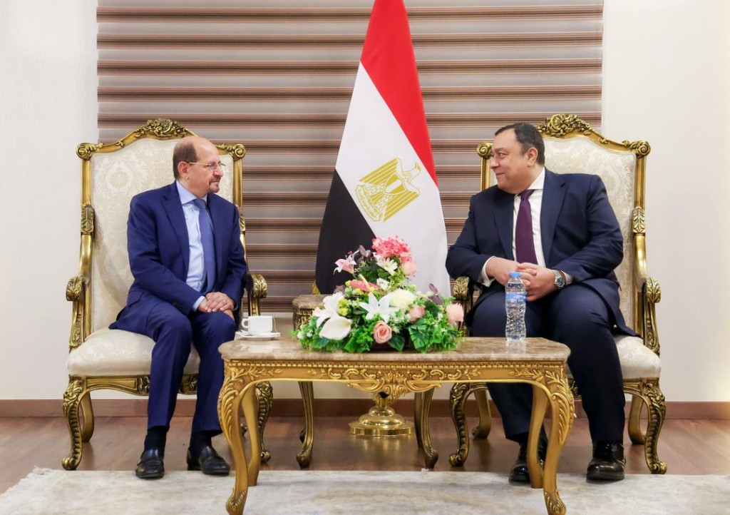 رئيس الوزراء وزير الخارجية يصل القاهرة للمشاركة في أعمال الدورة التاسعة للحوار الاستراتيجي اليمني-المصري