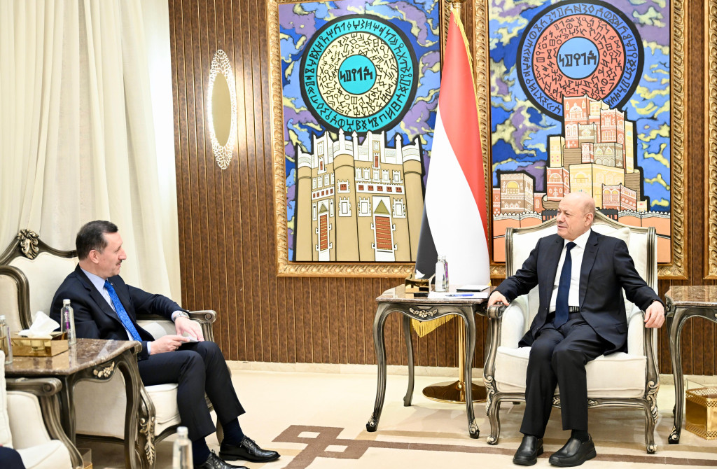 رئيس مجلس القيادة يستقبل القائم بالأعمال التركي ويحذر من اتفاقات تهدئة لا تعالج سلوك النظام الإيراني