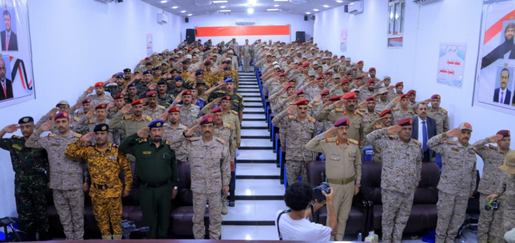 وزير الدفاع يشهد حفل تخرج عدد من الدورات التخصصية التابعة لهيئة العمليات