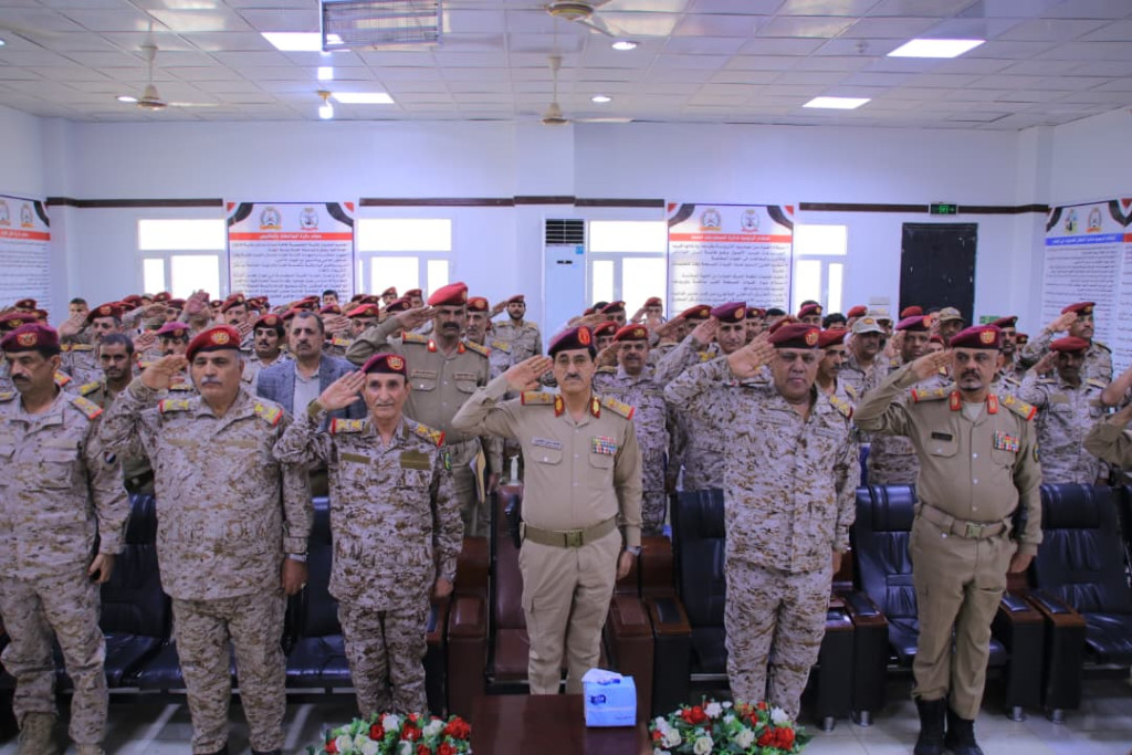 وزير الدفاع يجتمع بقيادة هيئة الإسناد اللوجستي ويؤكد دعم الوزارة لتطوير منظومة الإسناد العسكري